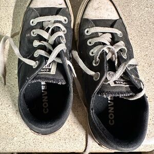 Women’s Converse Tennis Shoes. Size 6. Gently used